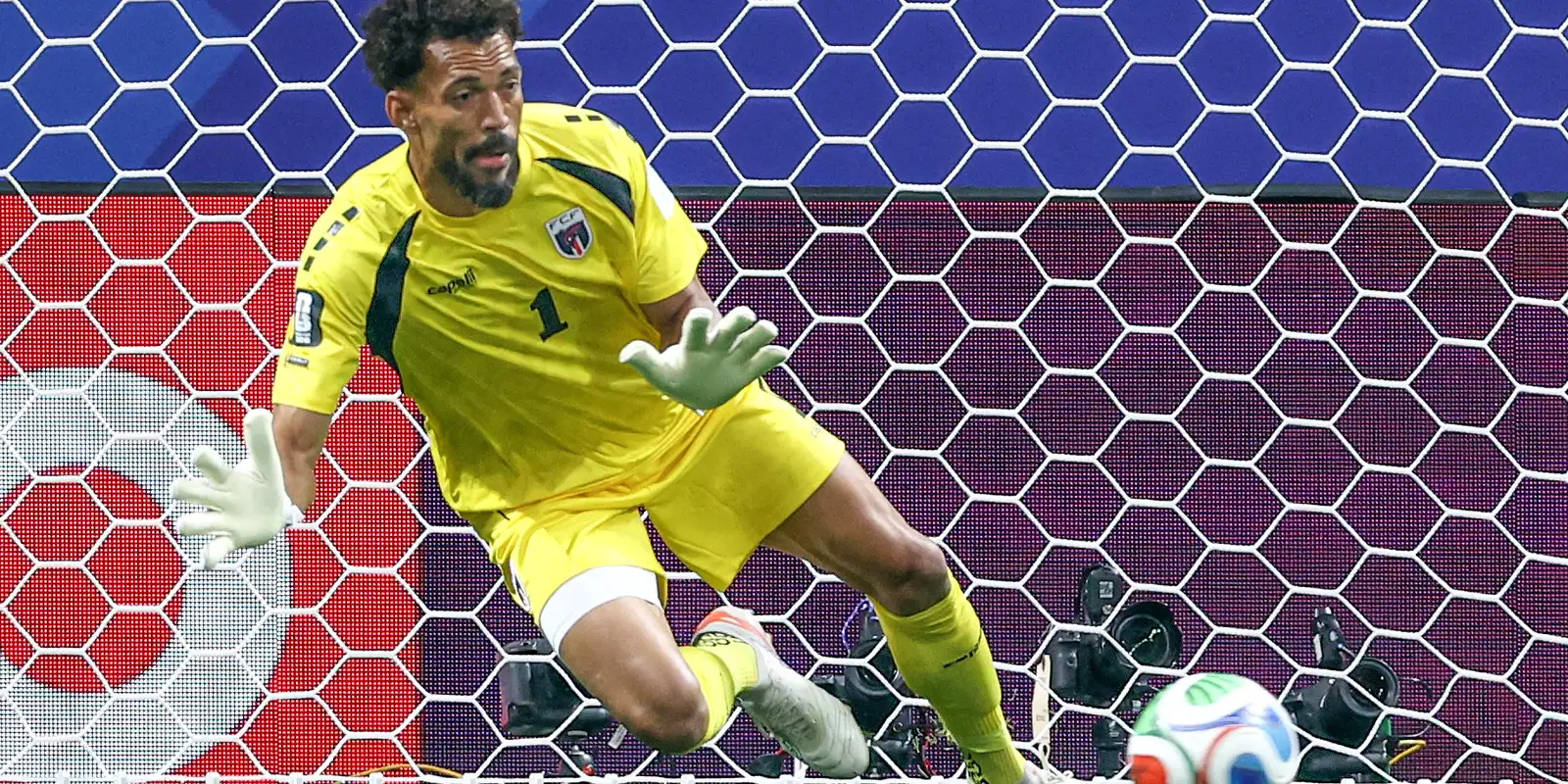 vozinha,-goleiro-de-cabo-verde-na-copa,-acerta-com-colo-colo-do-chile