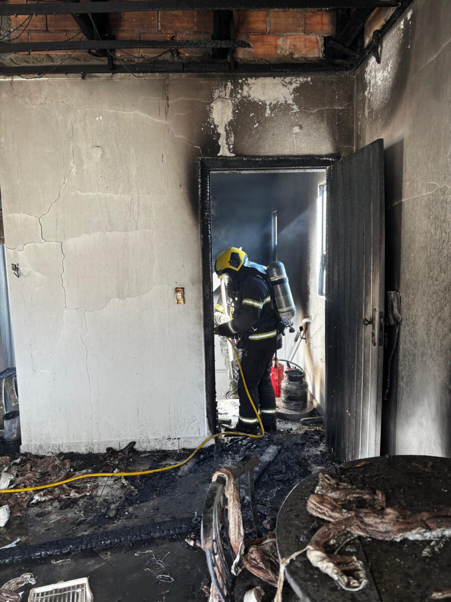 incendio-atinge-cobertura-de-predio-no-centro-de-sideropolis-–-sideropolis-noticias