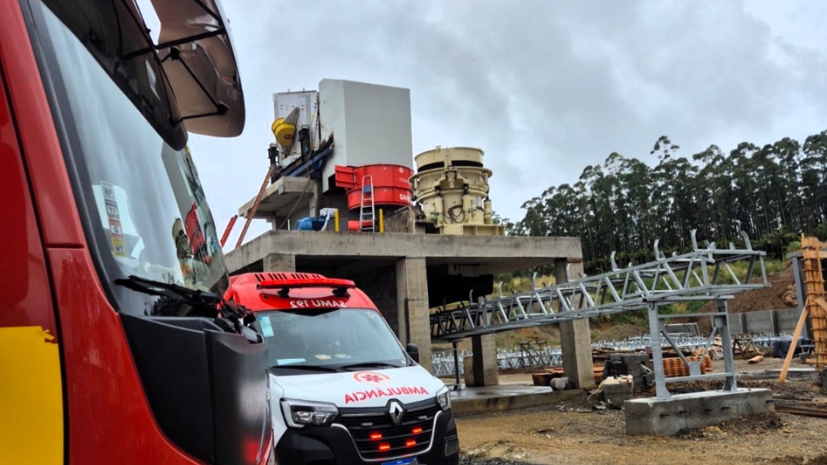 bombeiros-de-forquilhinha-atuam-no-resgate-de-trabalhador-apos-queda-em-maquina-industrial-em-maracaja