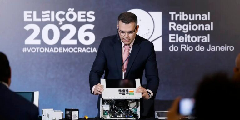 tre-rj-abre-urna-para-o-publico-e-defende-seguranca-do-voto-eletronico