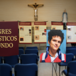 Capa horizontal 16:9 sem textos, representando a exposição 8216 milagres eucarísticos no Mundo chegando ao Rio Maina para celebrar Carlo Acutis.