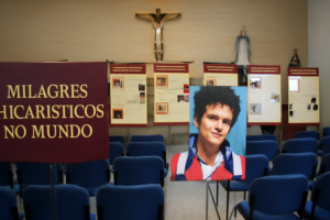 Exposição ‘Milagres Eucarísticos no Mundo’ chega ao Rio Maina e celebra Carlo Acutis com programação religiosa especial