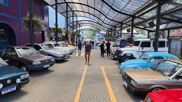I Clássicos da Polenta atrai multidão em Nova Veneza celebrando paixão por automóveis antigos