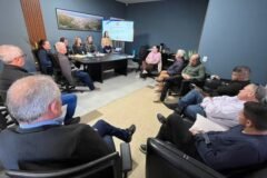 Equipe Técnica do Desenvolvimento Social de Balneário Arroio do Silva Apresenta Resultados em Reunião com Vereadores
