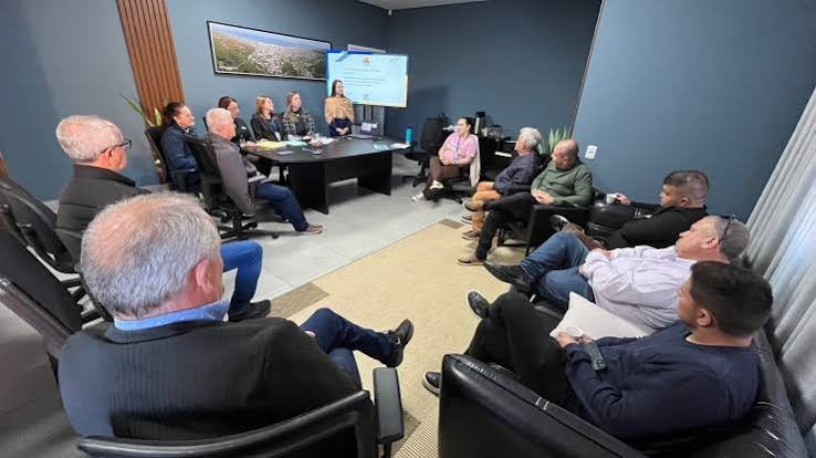 Equipe Técnica do Desenvolvimento Social de Balneário Arroio do Silva Apresenta Resultados em Reunião com Vereadores