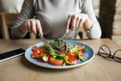 Horários das Refeições e Estresse: Como o Jantar Tardio Pode Impactar Sua Saúde Intestinal