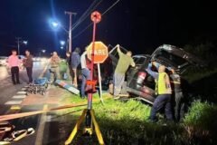 Carro atinge parada de ônibus e motorista fica preso às ferragens em Balneário Gaivota