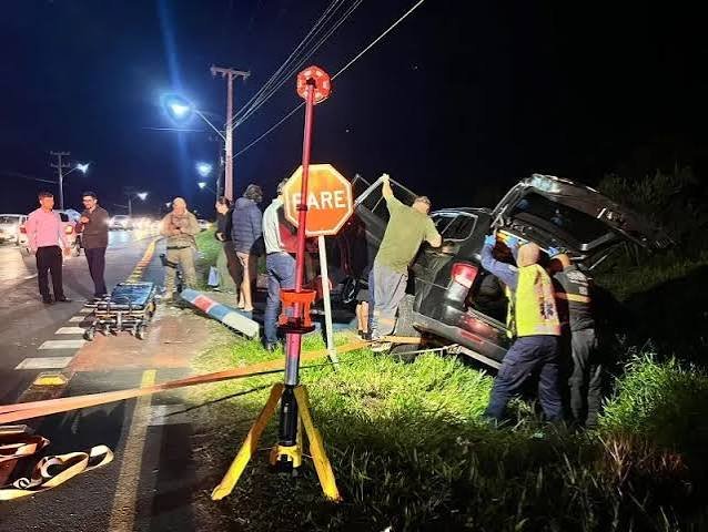 Carro atinge parada de ônibus e motorista fica preso às ferragens em Balneário Gaivota